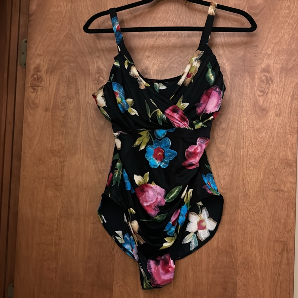 Sun Streak Newport News Black w/Floral Print Swimsuit 18W lined mid section